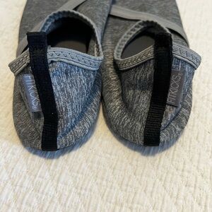 Fit kicks in Medium size 7-8. Great for around the pool or yoga! Gray.